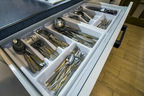 Boîte à couverts : utilisations et avantages de son utilisation dans une cuisine