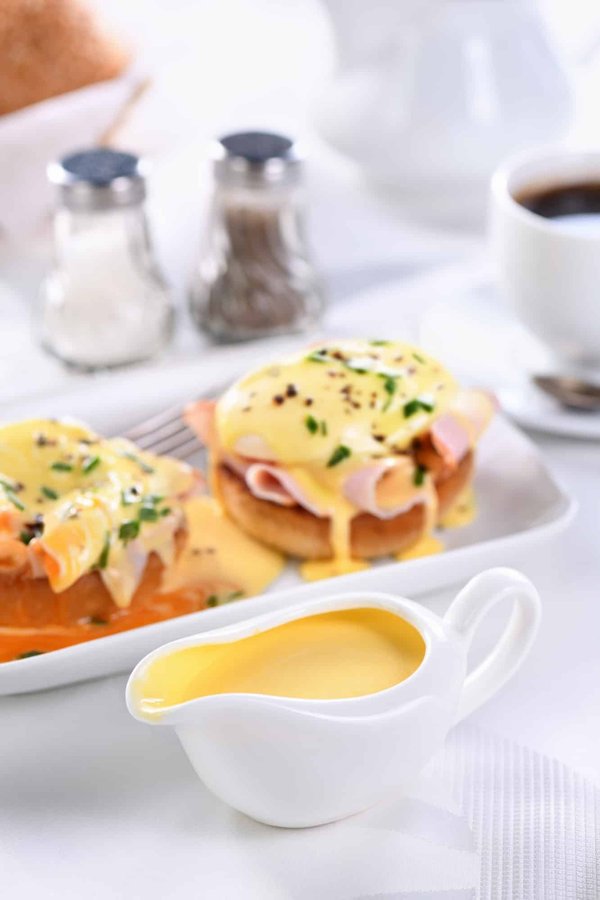 Quelle est la procédure pour réaliser une sauce hollandaise onctueuse sans grumeaux?